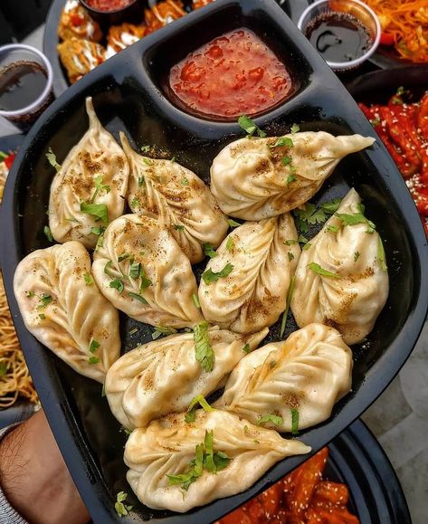 Momos Street Food, Momo Food, Indian Fast Food, Nepali Food, Desi Street Food, Food Set Up, Tastemade Recipes, Tasty Recipes Videos, Vegetarian Snacks Recipes