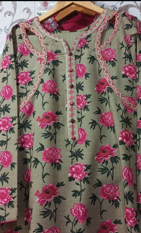 Gala Designs For Kameez, Lace Designs On Suits, Dress Design Pakistani, Simple Dress Casual, Gala Design, Lace Dress Design, Dress Designing, Latest Dress Design, Womens Trendy Dresses