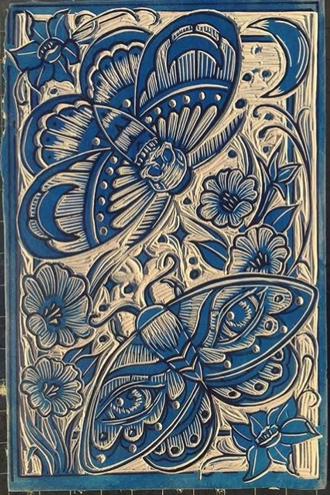 Jigsaw Linocut Ideas, Moth Block Print, Print Making Ideas Printmaking, Lino Block Printing, Printmaking Art Ideas, Linocut Art Simple, Moth Linocut, Linocut Prints Ideas, Linoprint Art