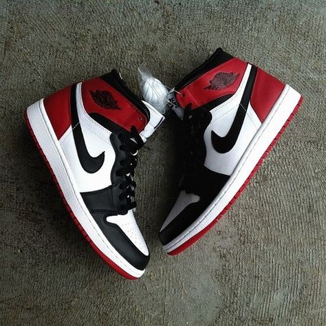 Sepatu Air Jordan, Air Jordan 1 Black, Branded Sneakers, Jordan 1 Black Toe, Jordan Swag, Jordan 1 Black, Trendy Shoes Sneakers, Nike Shoes Girls, Nike Fashion Shoes