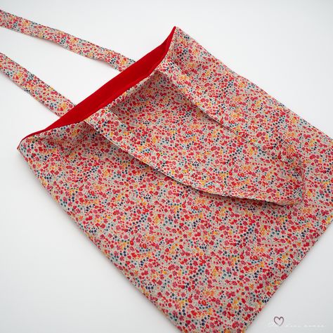 Tuto - Coudre un tote bag réversible en liberty - Au coeur d'une maman Tote Bag Pattern Free, Tote Bag Tutorial, Reversible Tote Bag, Diy Tote, Bags Sewing, Bag Pattern Free, Tote Bags Sewing, Crochet Clutch, Reversible Tote