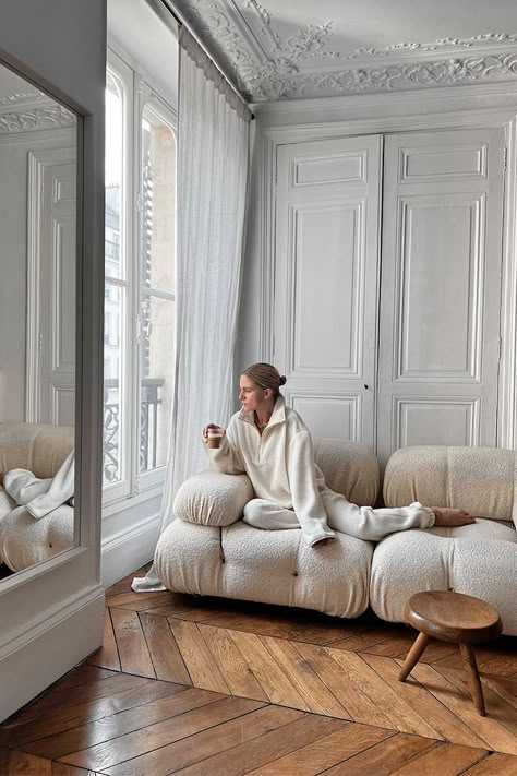 Parisian Style Interior, Parisian Room, Parisian Interior Design, Parisian Living Room, Paris Interiors, Parisian Decor, Parisian Interior, French Apartment, Neoclassical Interior