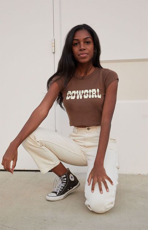 b147a61c1d07c1c999560f62add6dbc7desc42237883ri Brown T Shirt Outfit, Brown Tshirt Outfit, Brown Shirt Outfit, Brown Outfit Aesthetic, Casual Shorts Outfit, Brown Outfits, Cold Summer, Brown Fits, Cowgirl Shirts