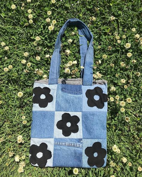 Rain's Reworks 🧵 | checkered flower totes! which color scheme do you like better? #denim #upcycling #upcycleddenim #sewing #rework #recycle #diy #totebag… | Instagram Diy Denim Upcycle Ideas, Recycle Bag Design Ideas, Denim Upcycling Ideas, Things To Make Out Of Jeans, Handmade Tote Bags Diy, Denim Sewing Ideas, Denim Tote Bags Diy, Diy Bag Ideas, Upcycled Denim Bag