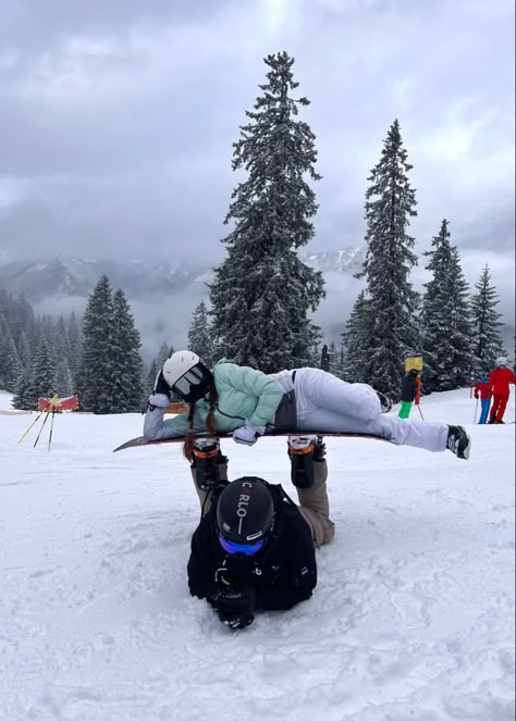 Snow Board Couple, Winter Ski Trip Aesthetic, Snowboarding Aesthetic Friends, Cute Couple Skiing Pictures, Ski Fotos Ideas, Ski Trip With Boyfriend, Snowboarding Couple Aesthetic, Ski Couple Photos, Snowboard Couple Pictures