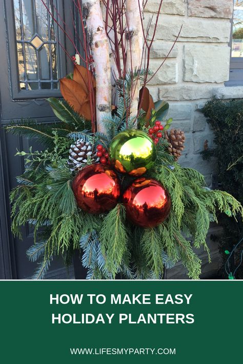 Easy step by step guide to make a beautiful DIY holiday and Christmas planter! Diy Christmas Pots, Front Porch Christmas Planters Diy, Diy Outdoor Christmas Planter Ideas, Diy Christmas Planter Ideas, Diy Outdoor Christmas Planter, Spruce Top Planter Ideas, Diy Christmas Planter, Christmas Planter Boxes, Porch Pots Christmas Diy