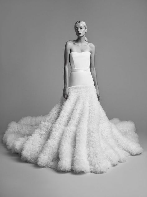 Discover Viktor & Rolf Bridal Autumn 2018 Collection Viktor And Rolf, Wedding Dresses Boho, Most Beautiful Wedding Dresses, Kampot, Nature Dress, Haute Couture Dresses, Viktor Rolf, Dior Haute Couture, Most Beautiful Wedding