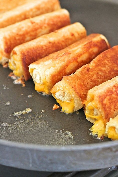 Rolled Grilled Cheese Sandwich, Grilled Cheese Roll Ups Air Fryer, Crescent Roll Grilled Cheese, Grilled Cheese Rollups, Bread Roll Ups, Gourmet Grilled Cheese Sandwich Recipes, Grilled Cheese Roll Ups, Grilled Cheese Recipes Easy, Cheese Rolls Recipe