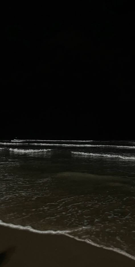 Night At Beach Aesthetic, Night At The Beach Aesthetic, Sea At Night Aesthetic, Night Out Instagram Stories, Beach Night Photos, Dark Sea Aesthetic, Fake Story Night, Night Sky Beach, Dark Beach Aesthetic