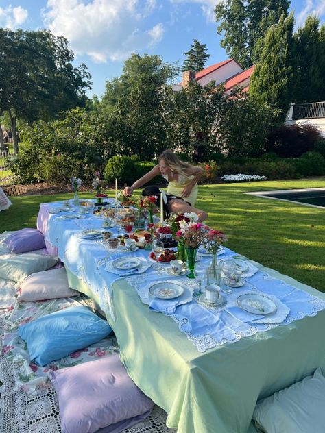 Sixteenth Birthday Dress, Coquette Tea Party Aesthetic, Birthday Party Garden Ideas, Garden Party Cottagecore, Countryside Birthday Party, Girls Garden Party Birthday, 18th Garden Party, Cute Garden Party Ideas, Birthday Party In Garden