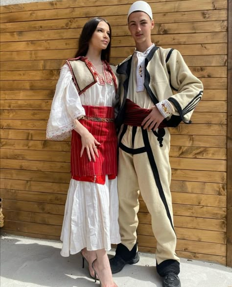 Veshje Kombetare Shqiptare, Albanian Traditional Clothing, Albanian Art, Albanian Clothes, Albanian Clothing, Traditional Couple, Train Graffiti, Albanian Culture, Historical Clothes