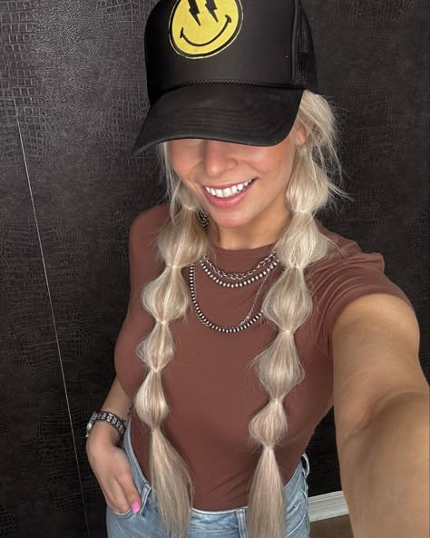 Festival Hairstyles With Hat, Cute Western Outfits For Work, Hay Hair Styles, Hair Styles With Trucker Hat, Hairstyles In Hats, River Hairstyles With Hat, Fishing Hairstyles With Hat, Baseball Game Hairstyles With Hat, Hair Ideas For Hats