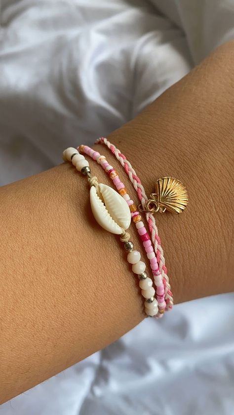 Bracelet Beach Summer, Summer Bracket Stack, Bracelets Stack Aesthetic, Summer Stacked Bracelets, Bracelet Stack Beachy, Summery Bracelet Ideas, Summer Braclet Combos, Beachy Bracelet Stack, Costal Bracelets