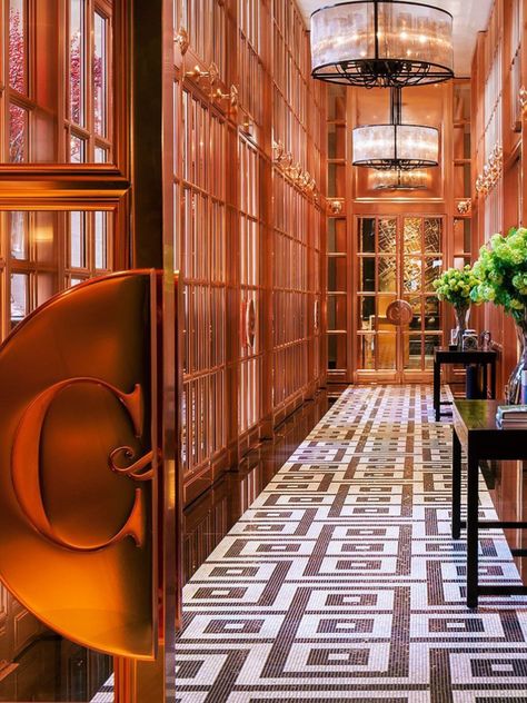 Set on an Edwardian courtyard near Covent Garden, Rosewood London merges British heritage with contemporary elegance. #rosewoodlondon #rosewoodhotel #rosewoodhotellondon #britishhotel #britishheritagehotel #heritagehotel #historichotel #coventgarden #coventgardenhotel #londonhotel #bronze #hallway #edwardian #kiwicollection #carewhereyoustay Hallway Edwardian, Rosewood London, Pergola Outdoor Living, Rooms With A View, Hotels In London, Entry Gate, Rosewood Hotel, Heritage Hotel, London Aesthetic