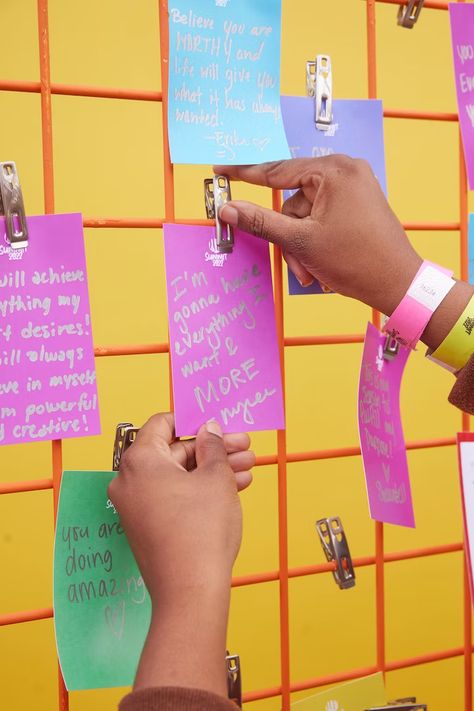 Attendees could also write down their goals and other inspirational messages, and clip them to a wall for others to see. Photo: Stephon Williams Kindness Wall Ideas, Community Board Ideas Display, Message Wall Ideas, Interactive Tabling Event Ideas, Interactive Event Activations, Event Conference Design, Teen Graphic Design, Interactive Wall Design, Photo Wall Party