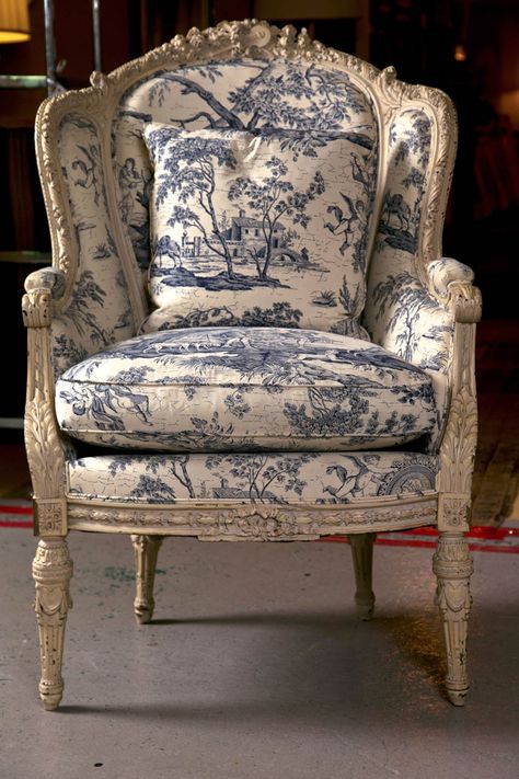 French Country Rug, Cottage Shabby Chic, French Country Living Room, Bergere Chair, French Chairs, Country Living Room, Antique Chairs, Beautiful Chair, French Country House