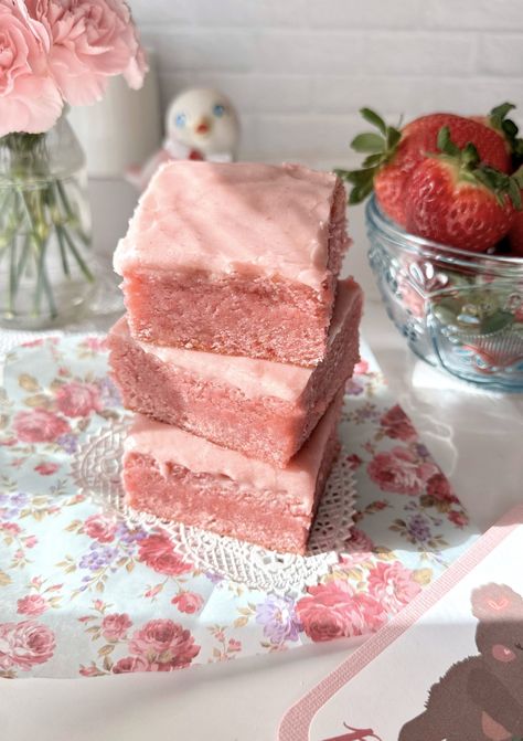 Strawberry Sweetheart Brownies – Brownie Mischief Bakery Snacks Recipes, Strawberry Blondes Dessert, Brownies Heart Shaped, Pink Blondies Recipe, Strawberry Brownie Recipes, Pink Baking Recipes, Pink Brownies Recipe, Beginner Dessert Recipes, Strawberry Birthday Desserts