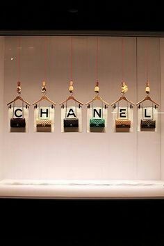 Handbag Display, Chanel Print, Decoration Vitrine, Visual Merchandising Displays, Diy Tote, Retail Windows, Bag Display, Store Windows, Store Window