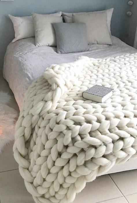 Knotted Blanket On Bed, Big Knit Blanket On Bed, Large Knitted Blanket, Crochet Fluffy Blanket, Braided Blanket, Thick Knitted Blanket, Blanket Stitch Tutorial, Chunky Blanket Diy, Chunky Yarn Blanket