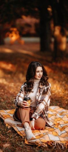 Autumn Photography Portrait, Fall Photo Shoot Outfits, Fall Portraits, Outdoor Photographer, Thanksgiving Outfits, Senior Pictures Poses, Photography Challenge, Fall Photoshoot, Vintage Inspired Outfits