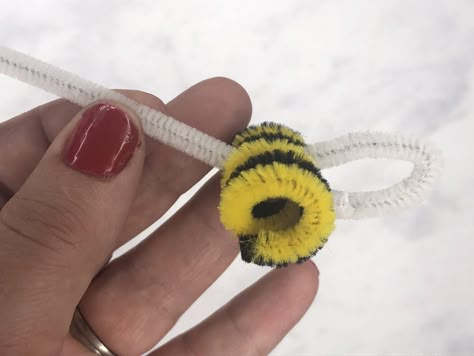 Bee Hives Diy, Bumble Bee Craft, Bee Hive Craft, Bee Craft, Honey Bee Decor, Bee Skep, Bee Hives, Pipe Cleaner Crafts, Bee Party