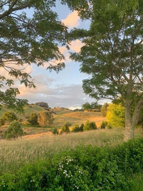 Country Side Landscape, British Summer, Pretty Landscapes, Spring Aesthetic, Alam Yang Indah, English Countryside, Nature Aesthetic, Pretty Places, Green Aesthetic