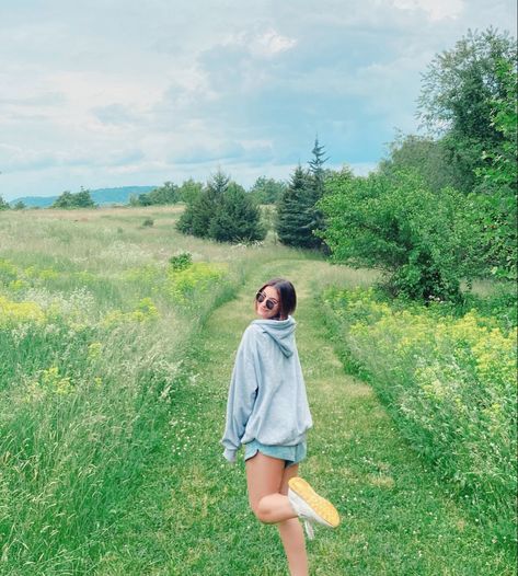 Trail Photoshoot Ideas, Summer Pictures Nature, Backyard Poses Instagram, Instagram Locations Ideas For Post, Pictures In Grass Aesthetic, Insta Post Ideas Nature, Park Picture Ideas Instagram, Poses On Grass Instagram, Trail Photoshoot