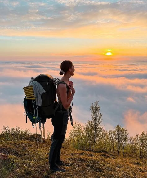 Morning Hike Aesthetic, Travel Backpack Aesthetic, Backpacker Aesthetic, Hut To Hut Hiking, Best Hiking Backpacks For Women, Hiker Aesthetic, Hiking Photo Ideas, Mountain Hiking Aesthetic, Europe Hiking