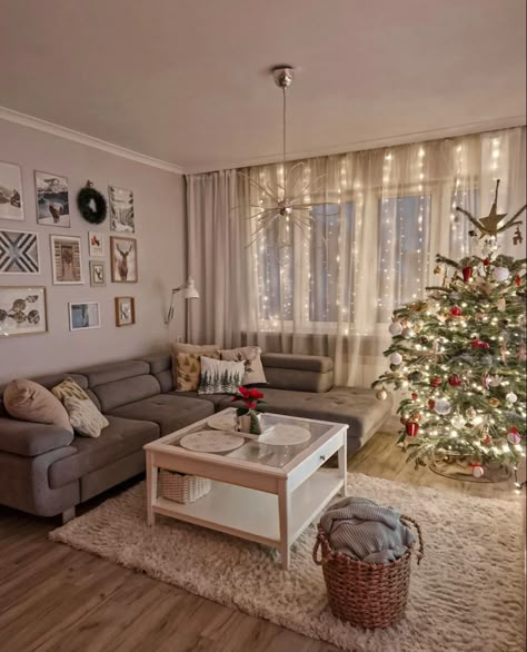 Home Aesthetic Inspiration Cozy, Christmas Deco Living Room, Flat Christmas Decorations, Apartment Decor Christmas, Christmas Interior Decor Living Rooms, Christmas Flat Decoration, Living Room Winter Decor, Apartment Living Room Inspiration Cozy, Christmas Decor Small Living Room