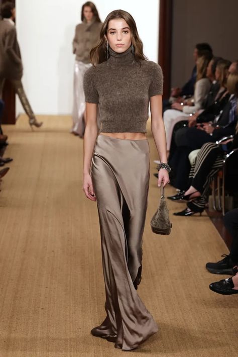 Ralph Lauren Fall 2024 Runway, Fashion Show & Collection Review [PHOTOS] Old Money Runway Fashion, Designer Clothes For Women Outfit, Italy Fashion Designer Aesthetic, New York Fancy Outfits, Ralph Lauren 2024 Women Fall, Ralph Lauren Jeans Outfit, Colorful Minimalist Style Outfits, Khaite Boots Outfit, European Chic Outfits