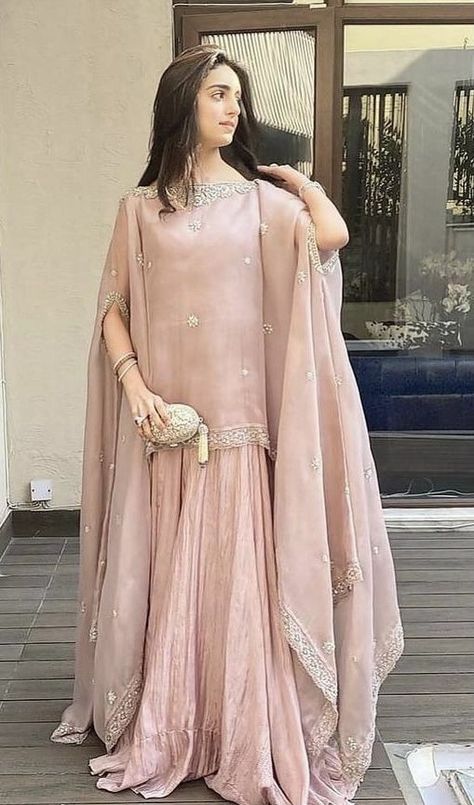 Sukienki Maksi, Nikkah Dress, Womens Trendy Dresses, Pakistani Fashion Party Wear, Pakistani Fancy Dresses, Beautiful Pakistani Dresses, Fancy Dresses Long, Bridal Dress Fashion, Pakistani Bridal Dresses