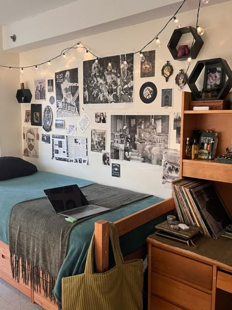 Sports Dorm Room Ideas, Raven Claw Dorm Room, Dorm Decor Guys, Make Dorm Room Ideas, College Dorm Room Ideas Dark Academia, College Dorm Room Ideas Music, Dorm Room Music Theme, Athlete Dorm Room, Men Dorm Room Decor