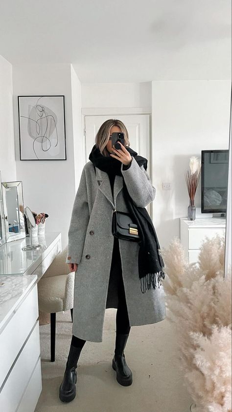 Grey Coat Outfit, Natural Outfit, Wool Coat Outfit, Mantel Outfit, Nyc Winter Outfits, Winter Coat Outfits, Thanksgiving Outfit Women, New York Outfits, Gray Coat