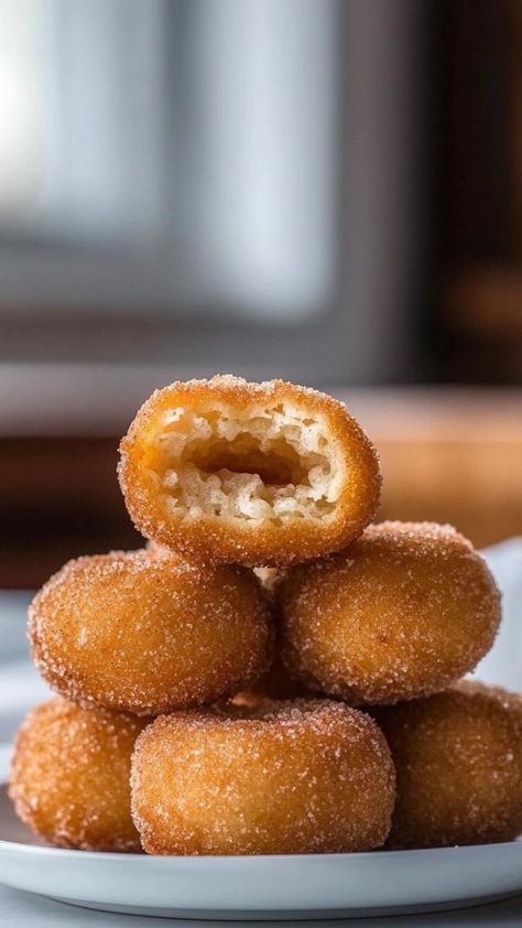 Satisfy your churro cravings with Churros Poppers! These bite-sized delights are the ultimate cinnamon sugar snack. ✨🍩 #SnackTimeFun #MiniChurros #SweetAndCrunchy #DessertLovers #CinnamonSugarDreams #BiteSizedMagic #FriedDesserts #CrispyPerfection #ChurroAddict #TreatYourself 🌟🍯 Churro Poppers, Cinnamon Sugar Snacks, Churro Bites Recipe, Best Churros Recipe, Air Fryer Churros, Mexican Churros, Gluten Free Churros, Churro Bites, Churros Recipe