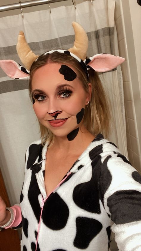 Cow Costume Halloween, Farm Animal Costumes Women Diy, Cow Halloween Costume Women Makeup, Chicken Makeup Halloween, Cow Costume Ideas, Cow Print Face Paint, Cash Cow Costume, Highland Cow Costume, Easy Diy Animal Costume