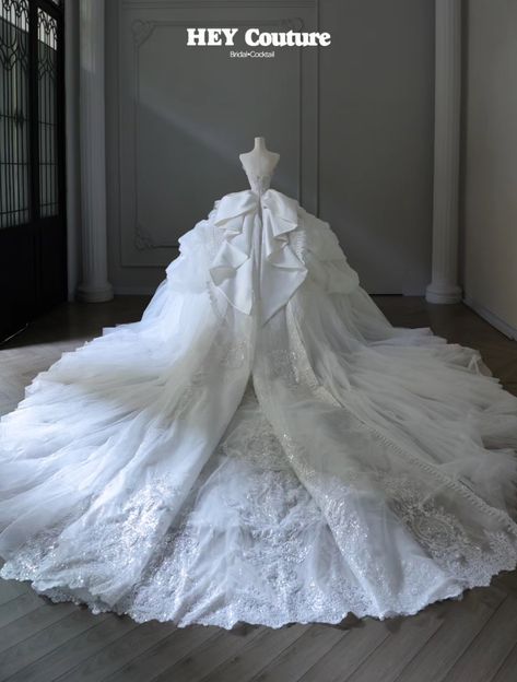 Korean Wedding Dress Gowns, Hey Couture Wedding Dress, Huge Wedding Dress, Hey Couture, Poofy Wedding Dress, Fantasy Country, Royal Family Fashion, Korean Wedding Dress, Queen Wedding Dress