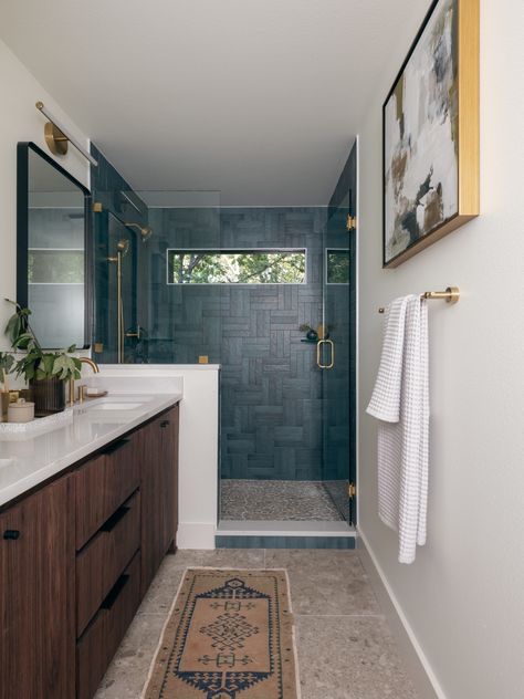 HGTV Fixer to Fabulous Bathroom Room Renovation with Dave and Jenny Marrs. Fixer To Fabulous Hgtv, Hgtv Bathroom, House In The Trees, Dave And Jenny Marrs, Lake House Renovation, Fixer To Fabulous, Jenny Marrs, Lakeside House, Rock The Block