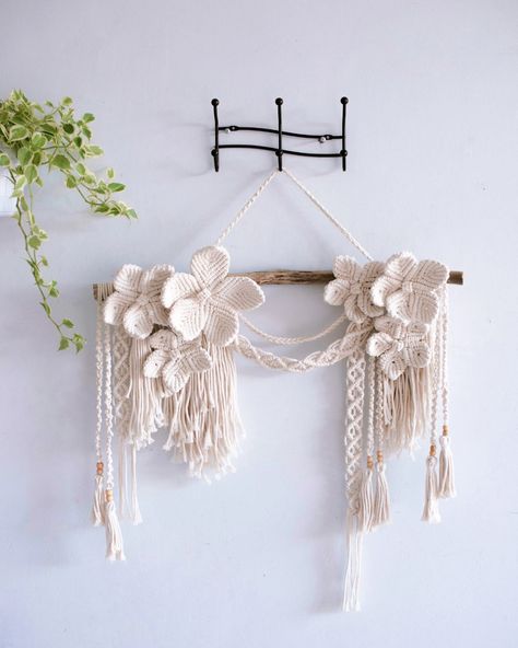 Easy macrame wall hanging