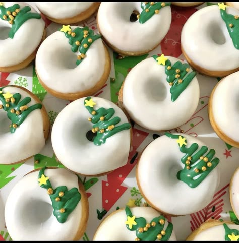 Mini Donuts Christmas Design, Donuts Stand Ideas, Mini Donuts Christmas, Christmas Mini Donut Ideas, Christmas Theme Desserts, Christmas Donuts Ideas, Mini Donuts Ideas, Donat Glaze, Donut Christmas