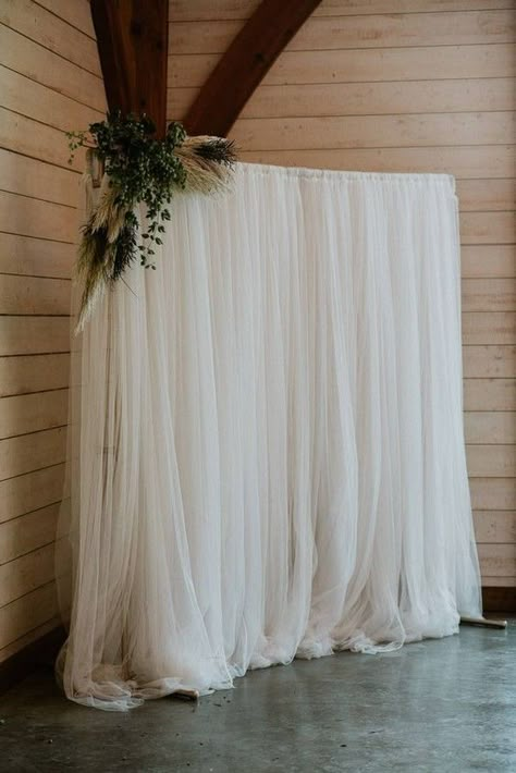 Easy Wedding Alter, Easy Photo Backdrop Wedding, Selfie Backdrop Wedding, Simple Photo Backdrop Wedding, Simple Wedding Photo Booth, Diy Reception Backdrop, Photo Booth For Weddings, Easy Boho Backdrop, Easy Photobooth Ideas