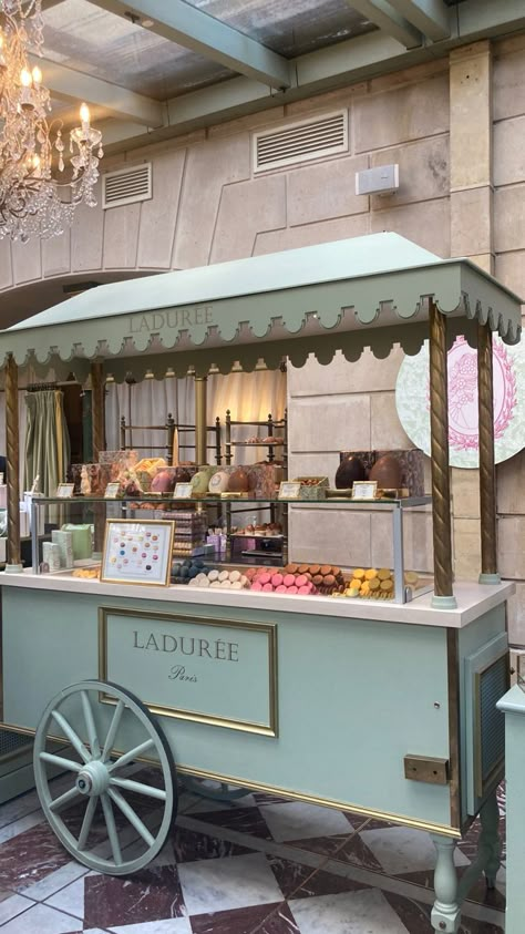 Popcorn Shop Interior Design, Ice Cream Cart Aesthetic, Luxury Ice Cream Shop, Gelato Store Design, Cute Food Cart, Bakery On Wheels, Mobile Bakery Cart, Bakery Cart Ideas, Food Carts Ideas