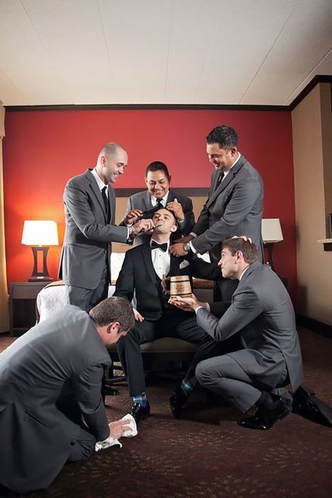 Funny Wedding Photography, Groomsmen Wedding Photos, Groomsmen Getting Ready, Funny Wedding Pictures, Groomsmen Photos, Funny Wedding Photos, Groom Getting Ready, Wedding Picture Poses, Pose Fotografi