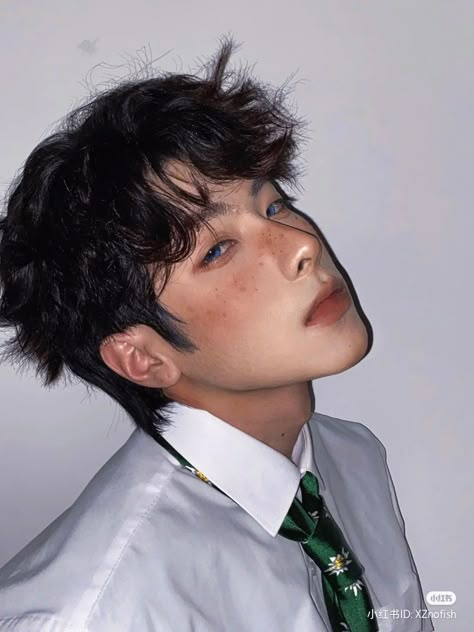 Kpop Men Photoshoot, Punk Eyeliner Men, Douyin Boy Makeup, Douyin Makeup Men, Natural Male Makeup, Male Douyin Makeup, Korean Men Makeup, Asian Men Makeup, Soft Boy Makeup