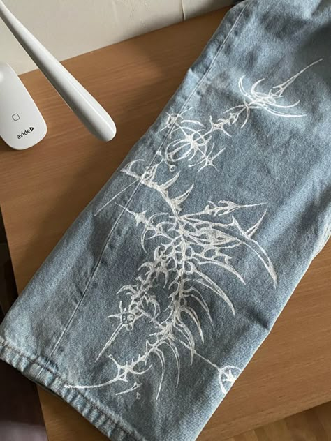 Bleach Patterns On Jeans, Cybersigil Clothes, Punk Painted Jeans, Grunge Custom Clothes, Paint Designs On Jeans, Customized Jeans Ideas, Painted Jeans Designs, Bleached Jeans Design Y2k, Customized Jeans Jacket