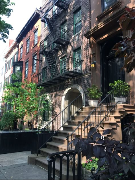 Apartment In Brooklyn, Downtown Brooklyn Apartment, Nyc Brownstone Aesthetic, Brooklyn Heights Apartment, Brownstone Homes Interior, 90s Brooklyn Aesthetic, Brooklyn Core Aesthetic, Brownstones Nyc, New York Brownstone Interior