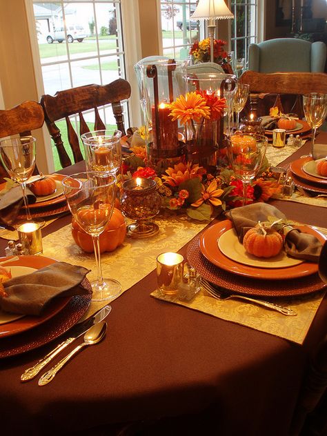 Thanksgiving table - I like this one too ... Thanksgiving Dining, Canadian Thanksgiving, Thanksgiving Dinner Table, Fall Table Settings, Fall Thanksgiving Decor, Thanksgiving Traditions, Thanksgiving Table Settings, Thanksgiving Tablescapes, Family Table