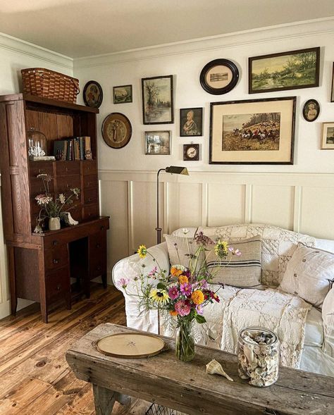 Vintage Aesthetic House Interior, Vintage Ranch House Decor, House Interior Vintage, Country Vintage Decor, Vintage Inspired Living Room, Vintage Items Antiques, Cottagecore Living Room Ideas, Vintage House Decor, Vintage Farmhouse Living Room