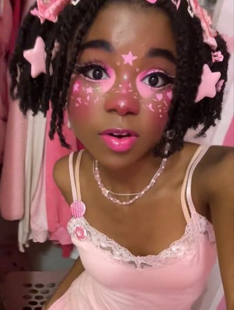 Pastel Kawaii Makeup, Pastel Goth Makeup Ideas, Decora Makeup Look, Love Core Makeup, Cute Clown Makeup Looks, Kawaii Core Makeup, Strawberry Themed Makeup, Kidcore Makeup Looks, Soft Clown Core Makeup