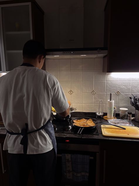 Man Cooking Dinner Aesthetic, Cooking With My Boyfriend, Dinner Boyfriend Aesthetic, Couple Dinner Aesthetic Home, Husband Cooking Aesthetic, Romantic Cooking Aesthetic, Cook Dinner Together Date, Cooking At Home Aesthetic Couple, Couple Making Pancakes Aesthetic