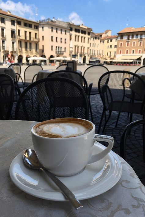 The ultimate guide to Italian coffee - Luggage and life Coffee Places Aesthetic, Coffee Aesthetics, Drink Coffee, Coffee Place, Cafe Coffee, Cafe In Italy Aesthetic, Drinking Coffee, Italian Coffee Aesthetic, Coffee Cup